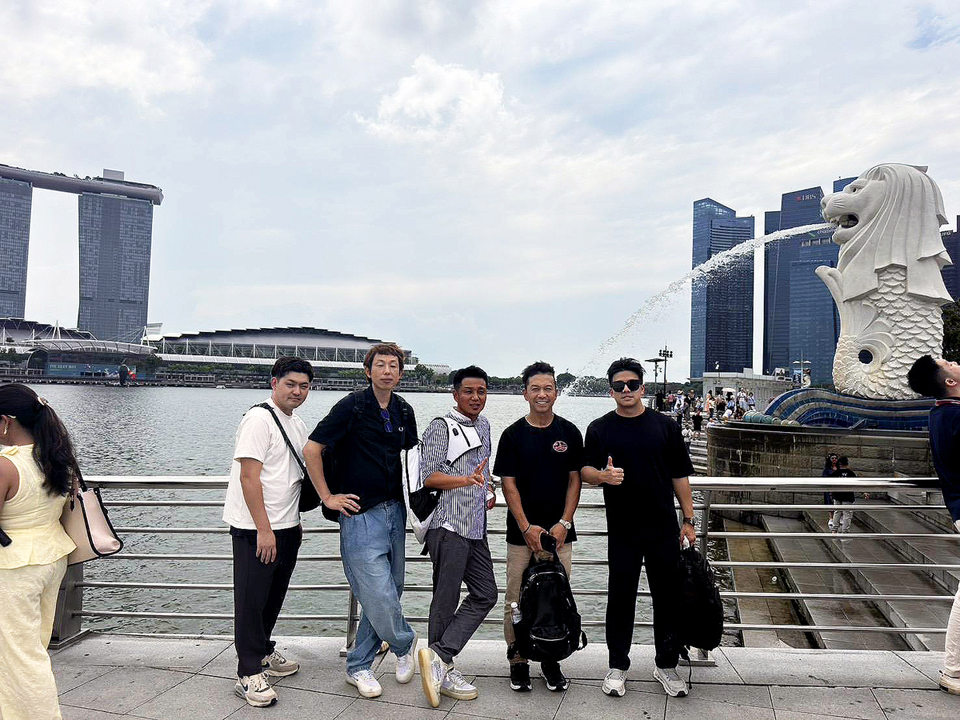 マーライオンの前にて