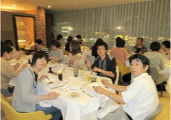 夏の食事会｜おしゃれなレストランでの食事会。親睦とリフレッシュ。