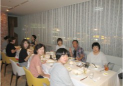 夏の食事会｜おしゃれなレストランでの食事会。親睦とリフレッシュ。